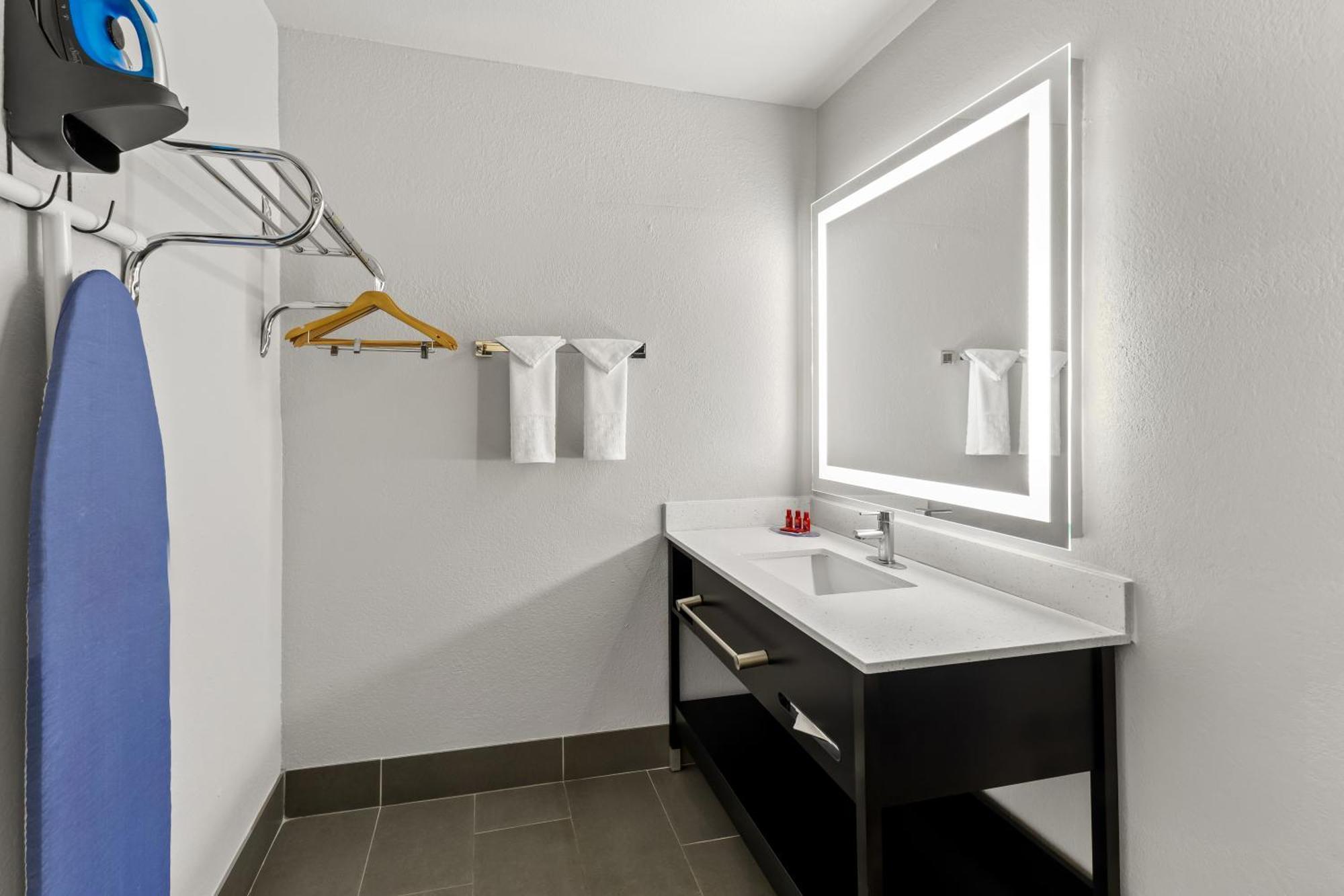 Surestay By Western Airport 3*
