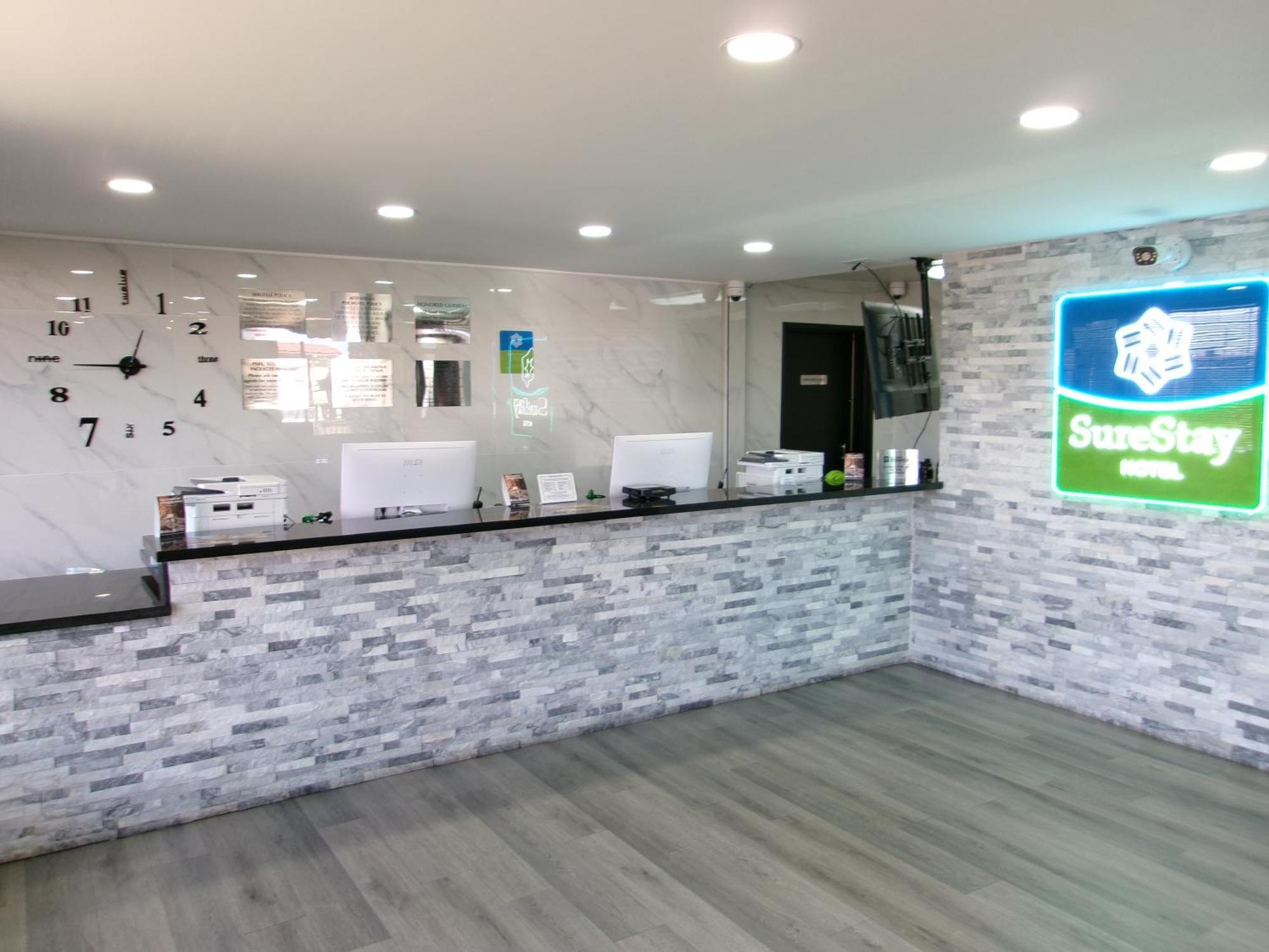 Hotel Surestay By Western Airport