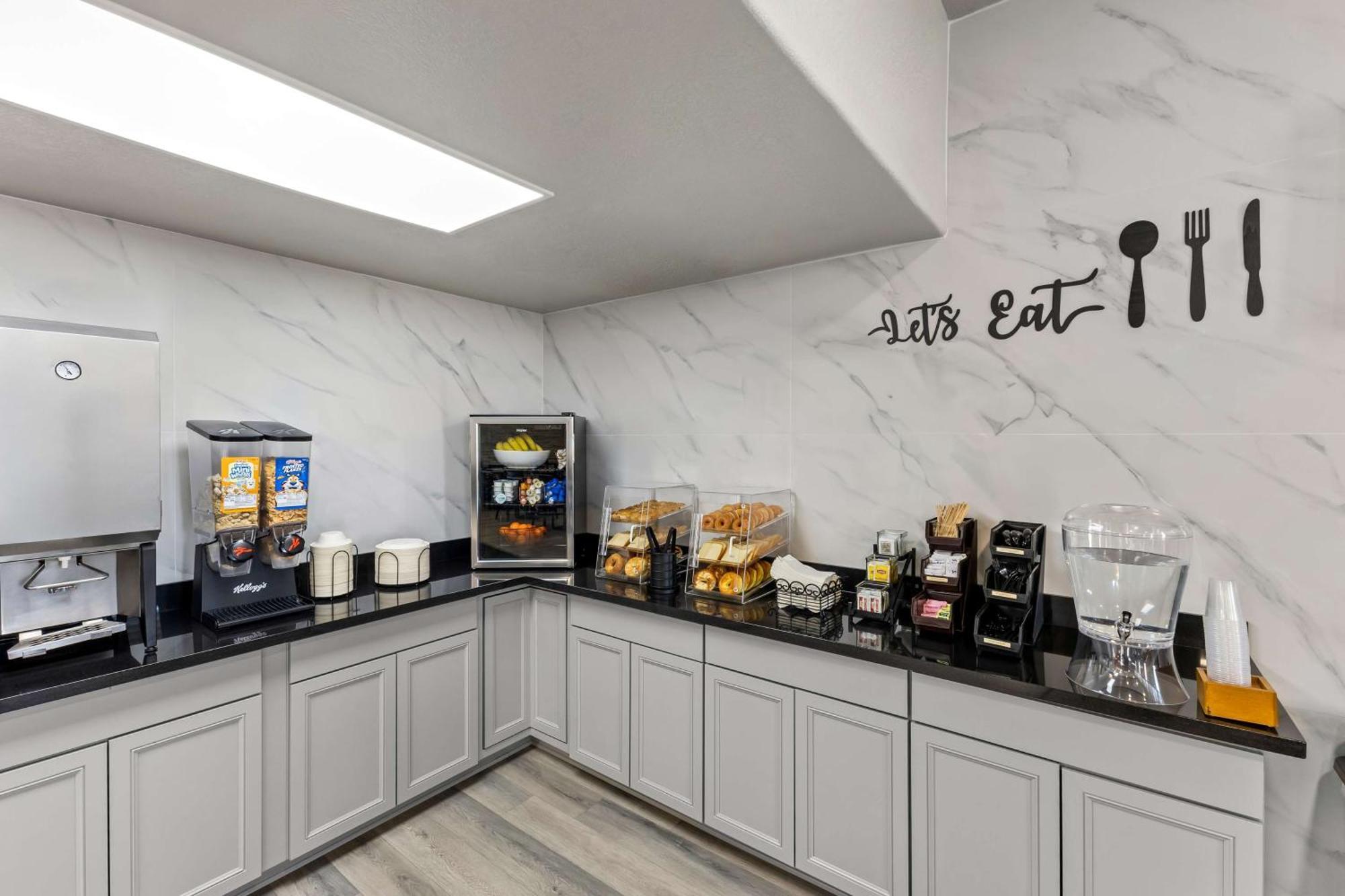 Hotel Surestay By Western Airport