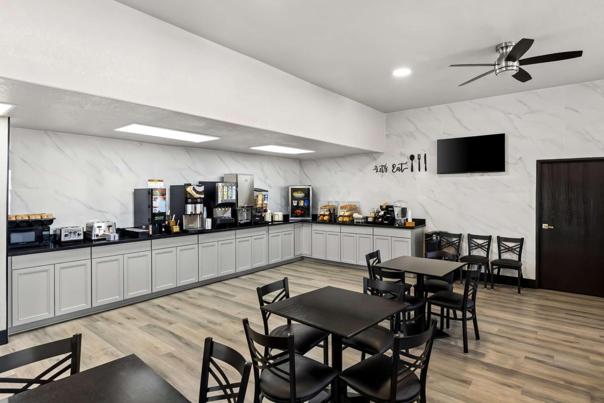 Hotel Surestay By Western Airport 3*